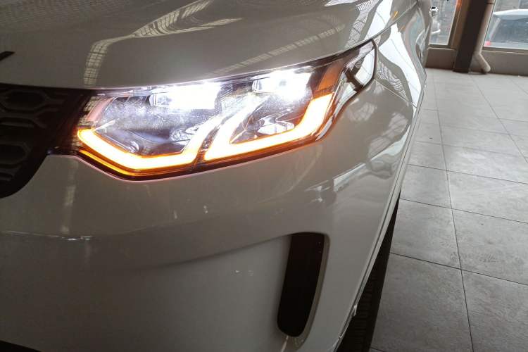 Used Land Rover Discovery Sport 2021 249 PS R-Dynamic SE Performance Tech Edition 5 Seats Left Front Headlight