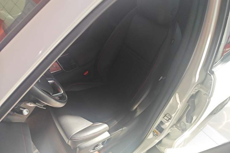 Used Land Rover Discovery Sport 2021 249 PS R-Dynamic SE Performance Tech Edition 7 Seats Left Front Seat