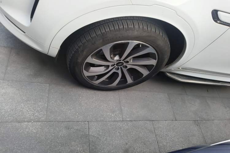 Used Land Rover Discovery Sport 2021 249 PS R-Dynamic S Performance Edition Left Front Wheel Hub