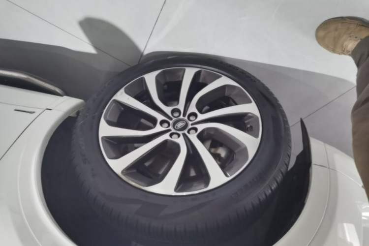 Used Land Rover Discovery Sport 2021 249 PS R-Dynamic S Performance Edition Left Front Wheel Hub
