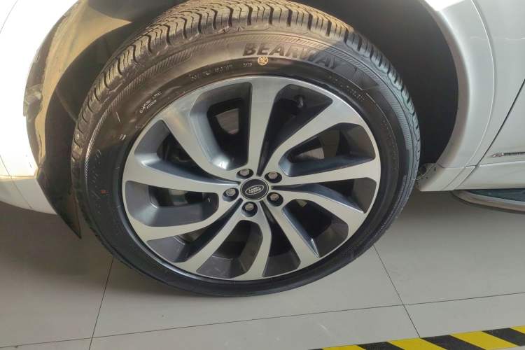 Used Land Rover Discovery Sport 2021 249 PS R-Dynamic S Performance Edition Left Front Wheel Hub