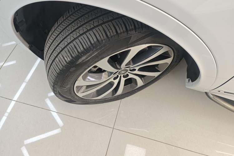 Used Land Rover Discovery Sport 2021 249 PS R-Dynamic S Performance Edition Left Front Wheel Hub