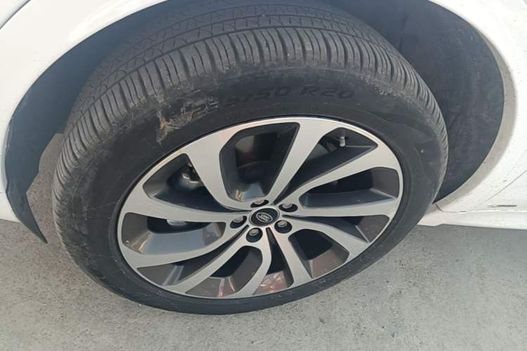Used Land Rover Discovery Sport 2021 249 PS R-Dynamic S Performance Edition Left Front Wheel Hub