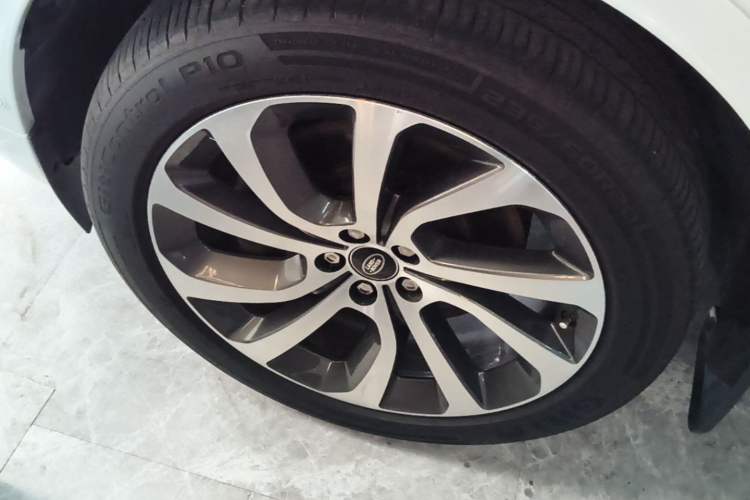 Used Land Rover Discovery Sport 2021 249 PS R-Dynamic SE Performance Tech Edition 5 Seats Left Front Wheel Hub