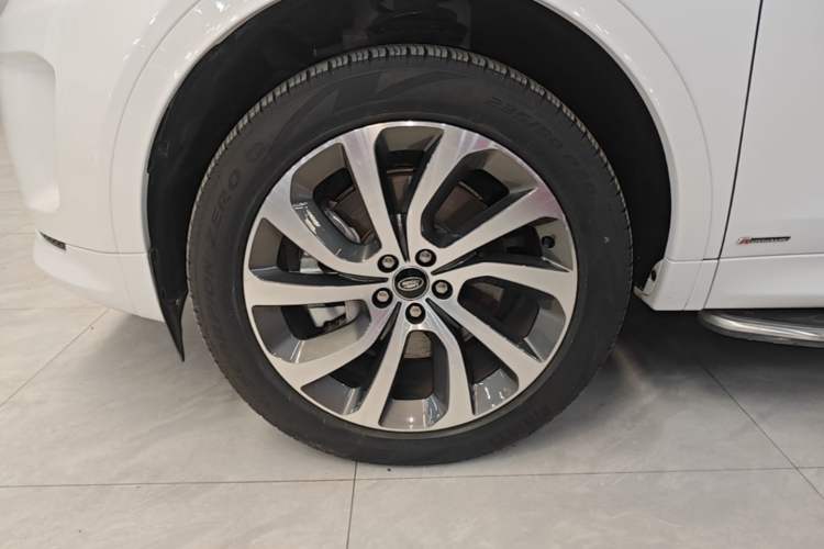 Used Land Rover Discovery Sport 2021 249 PS R-Dynamic S Performance Edition Left Front Wheel Hub