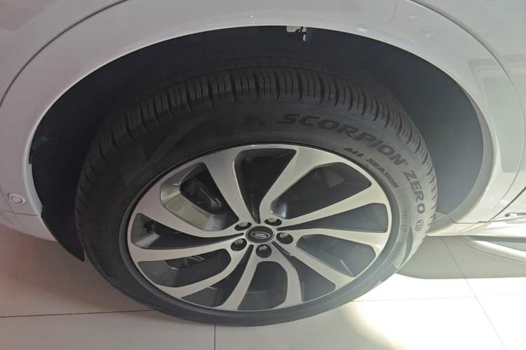 Used Land Rover Discovery Sport 2021 249 PS R-Dynamic SE Performance Tech Edition 7 Seats Left Front Wheel Hub