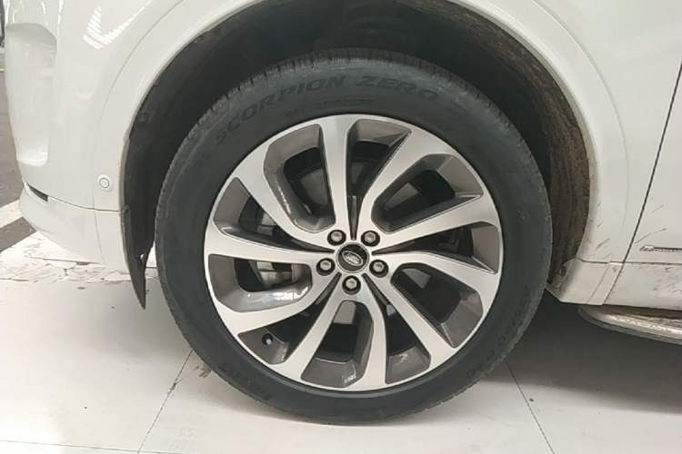 Used Land Rover Discovery Sport 2021 249 PS R-Dynamic SE Performance Tech Edition 5 Seats Left Front Wheel Hub