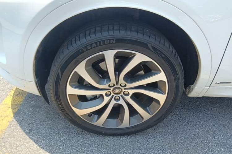 Used Land Rover Discovery Sport 2021 249 PS R-Dynamic S Performance Edition Left Front Wheel Hub