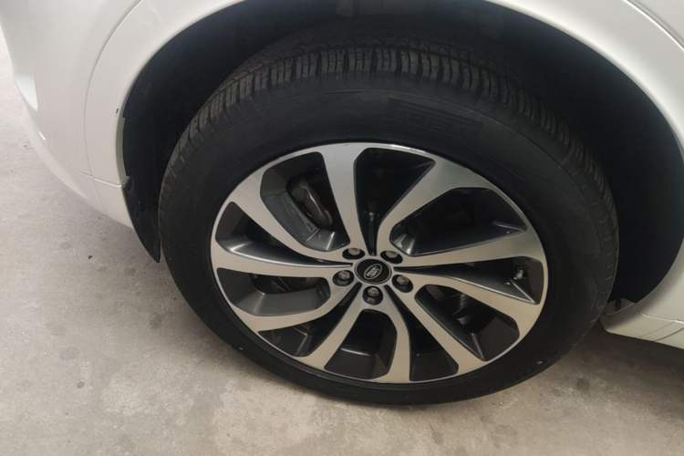 Used Land Rover Discovery Sport 2021 249 PS R-Dynamic S Performance Edition Left Front Wheel Hub