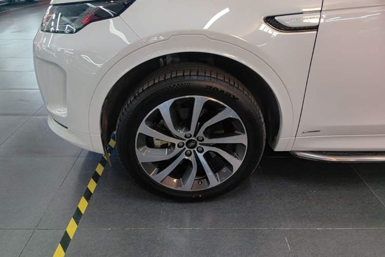 Used Land Rover Discovery Sport 2021 249 PS R-Dynamic S Performance Edition Left Front Wheel Hub