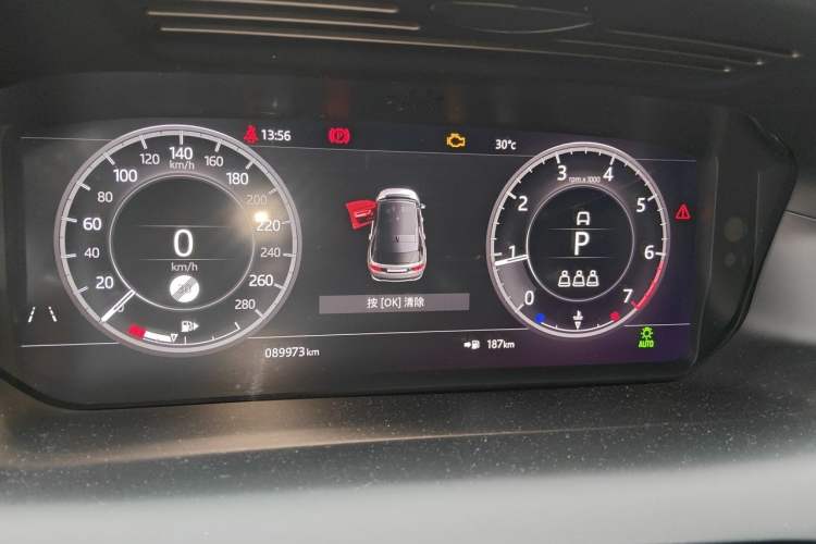 Used Land Rover Discovery Sport 2021 249 PS R-Dynamic S Performance Edition Odometer Close Up