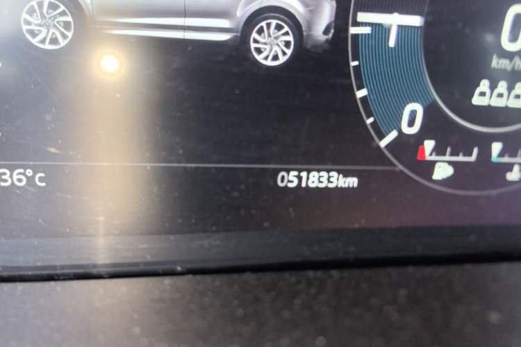 Used Land Rover Discovery Sport 2021 249 PS R-Dynamic SE Performance Tech Edition 5 Seats Odometer Close Up