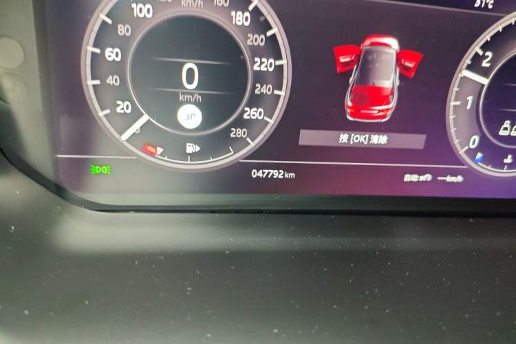 Used Land Rover Discovery Sport 2021 249 PS R-Dynamic S Performance Edition Odometer Close Up