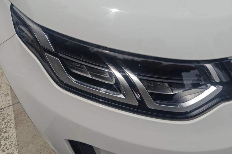 Used Land Rover Discovery Sport 2021 200 PS Family Edition Right Front Headlight