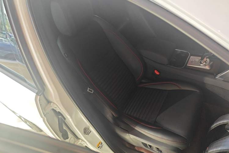 Used Land Rover Discovery Sport 2021 249 PS R-Dynamic SE Performance Tech Edition 7 Seats Right Front Seat
