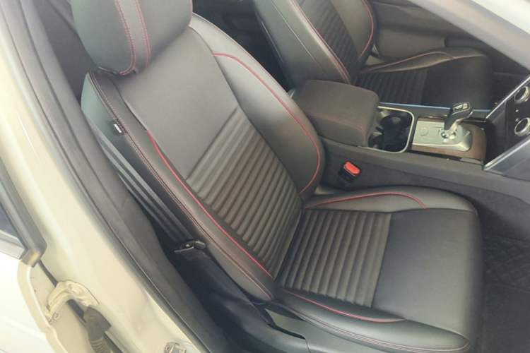 Used Land Rover Discovery Sport 2021 249 PS R-Dynamic S Performance Edition Right Front Seat