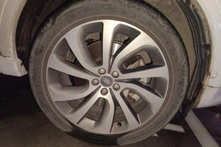 Used Land Rover Discovery Sport 2021 249 PS R-Dynamic SE Performance Tech Edition 5 Seats Right Front Wheel Hub