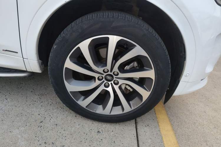 Used Land Rover Discovery Sport 2021 249 PS R-Dynamic SE Performance Tech Edition 5 Seats Right Front Wheel Hub