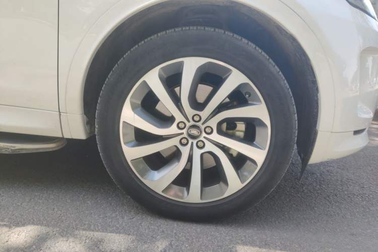 Used Land Rover Discovery Sport 2021 249 PS R-Dynamic S Performance Edition Right Front Wheel Hub