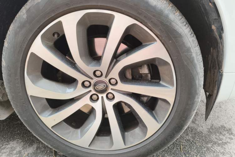Used Land Rover Discovery Sport 2021 249 PS R-Dynamic S Performance Edition Right Front Wheel Hub