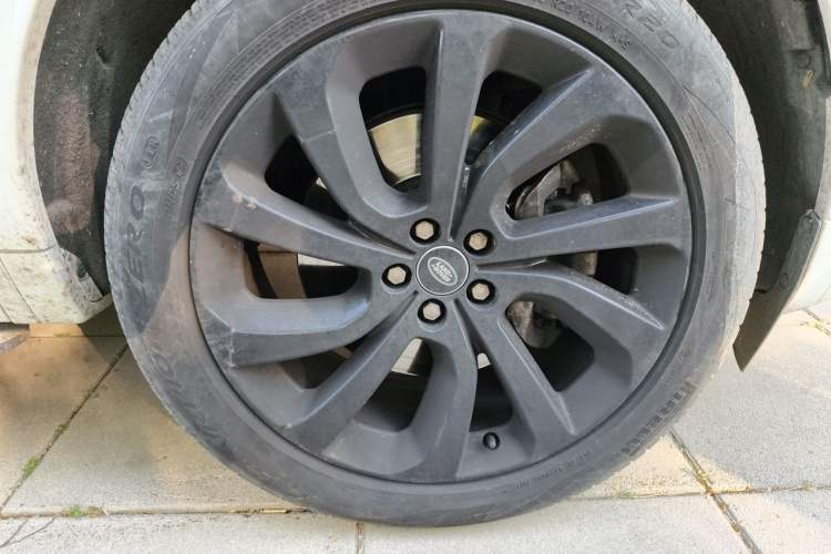 Used Land Rover Discovery Sport 2021 249 PS R-Dynamic S Performance Edition Right Front Wheel Hub