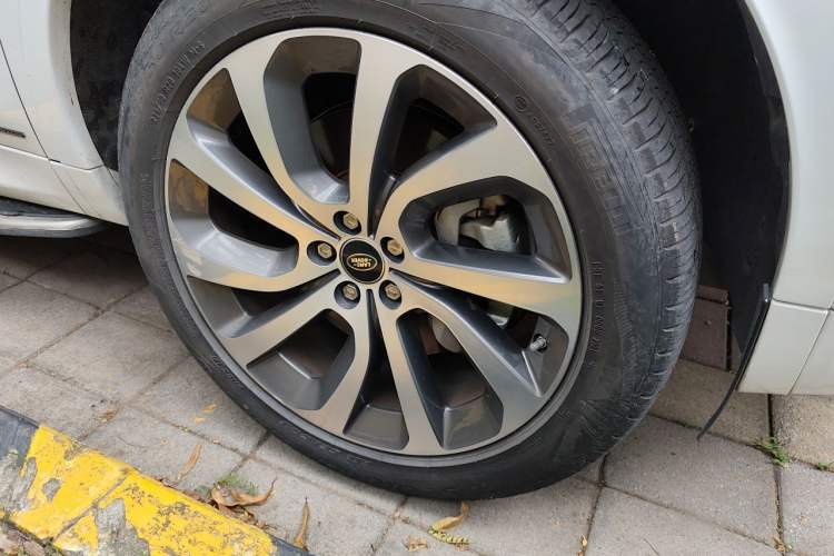 Used Land Rover Discovery Sport 2021 249 PS R-Dynamic S Performance Edition Right Front Wheel Hub