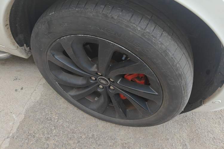 Used Land Rover Discovery Sport 2021 249 PS R-Dynamic HSE Luxury Custom Edition Right Front Wheel Hub