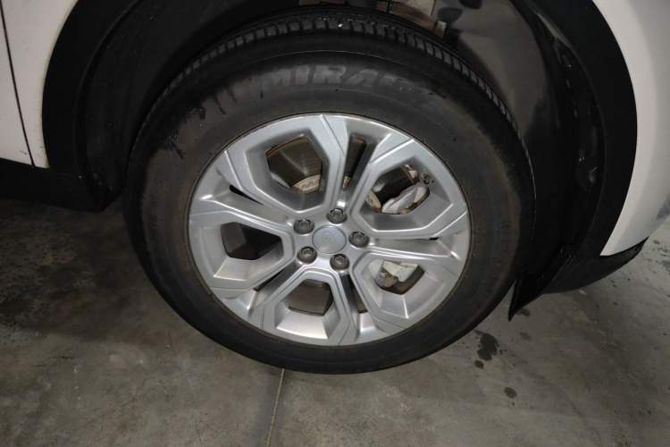 Used Land Rover Discovery Sport 2021 200 PS Family Edition Right Front Wheel Hub