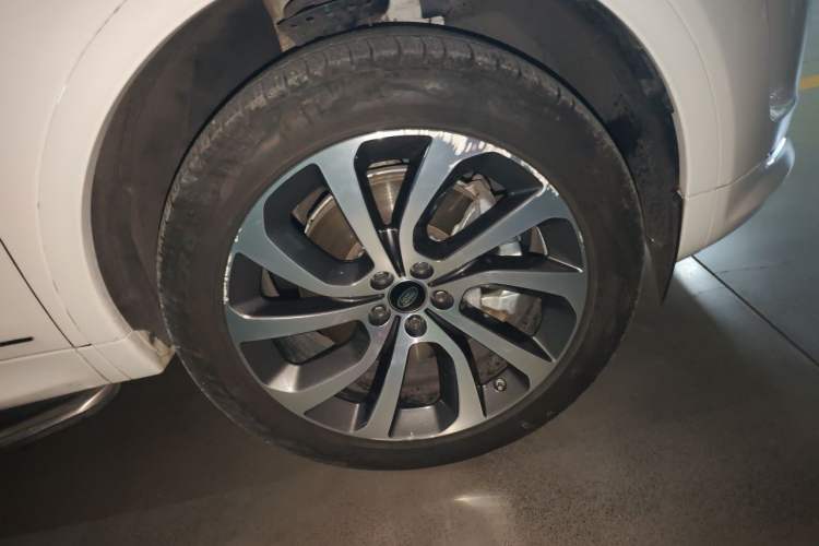 Used Land Rover Discovery Sport 2021 249 PS R-Dynamic S Performance Edition Right Front Wheel Hub