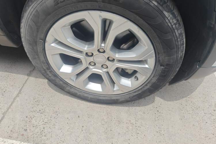 Used Land Rover Discovery Sport 2021 200 PS Family Edition Right Front Wheel Hub
