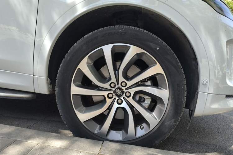Used Land Rover Discovery Sport 2021 249 PS R-Dynamic SE Performance Tech Edition 5 Seats Right Front Wheel Hub