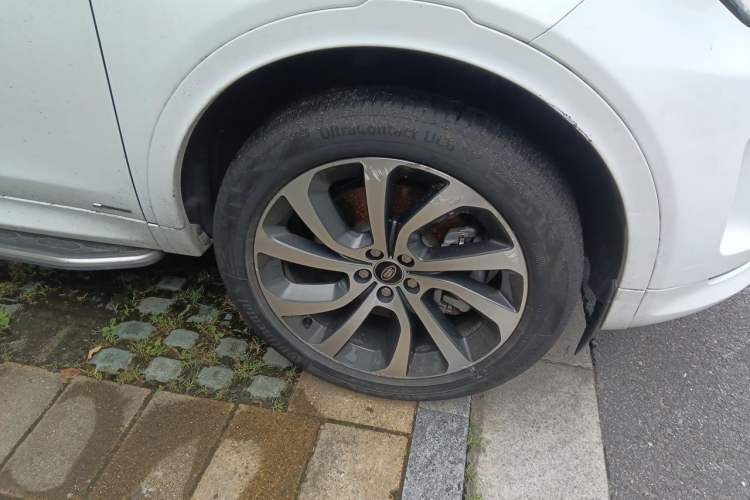 Used Land Rover Discovery Sport 2021 249 PS R-Dynamic SE Performance Tech Edition 5 Seats Right Front Wheel Hub