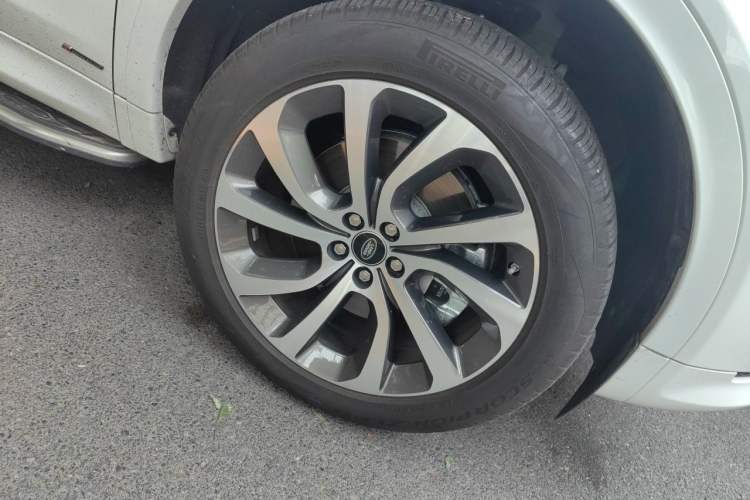 Used Land Rover Discovery Sport 2021 249 PS R-Dynamic S Performance Edition Right Front Wheel Hub