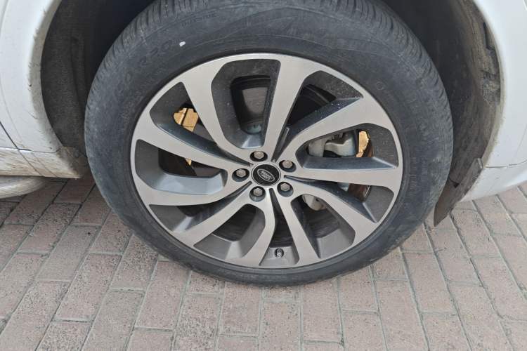 Used Land Rover Discovery Sport 2021 249 PS R-Dynamic S Performance Edition Right Front Wheel Hub