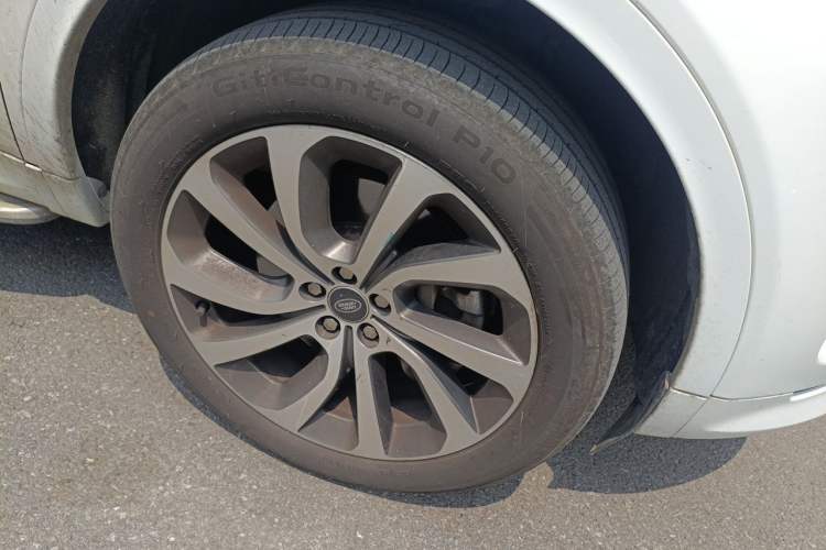 Used Land Rover Discovery Sport 2021 249 PS R-Dynamic S Performance Edition Right Front Wheel Hub