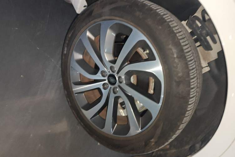 Used Land Rover Discovery Sport 2021 249 PS R-Dynamic S Performance Edition Right Front Wheel Hub