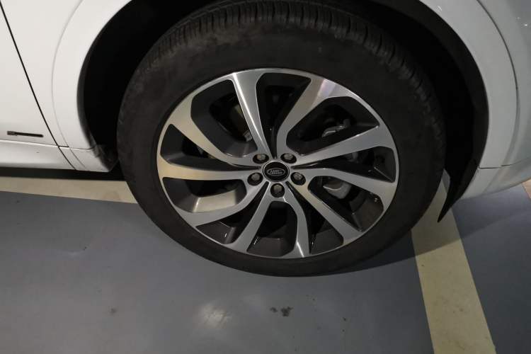 Used Land Rover Discovery Sport 2021 249 PS R-Dynamic S Performance Edition Right Front Wheel Hub