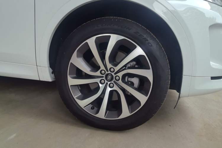 Used Land Rover Discovery Sport 2021 249 PS R-Dynamic S Performance Edition Right Front Wheel Hub