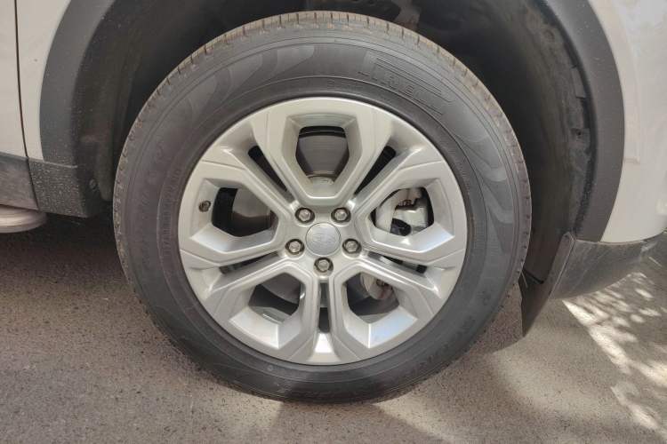 Used Land Rover Discovery Sport 2021 200 PS Family Edition Right Front Wheel Hub