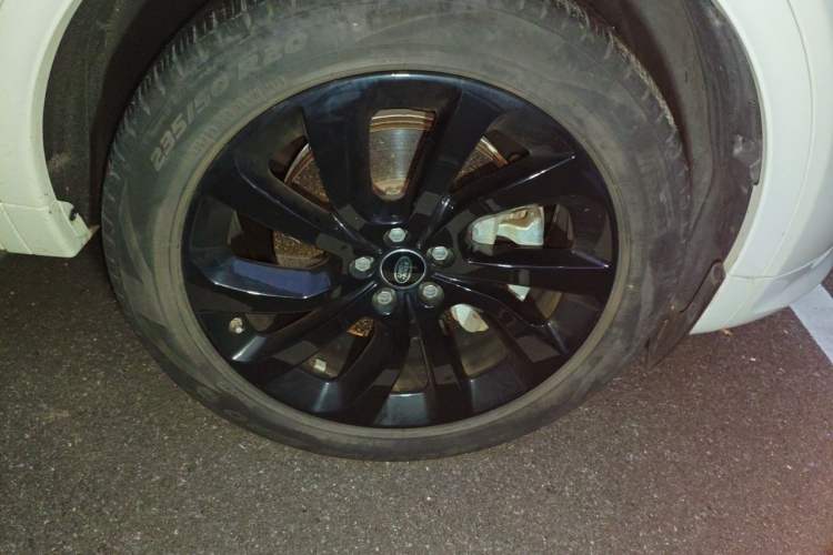 Used Land Rover Discovery Sport 2021 249 PS R-Dynamic S Performance Edition Right Front Wheel Hub