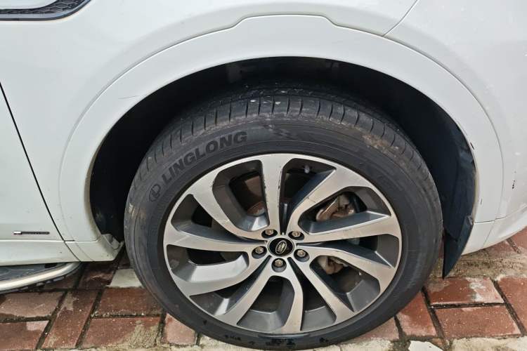 Used Land Rover Discovery Sport 2021 249 PS R-Dynamic S Performance Edition Right Front Wheel Hub