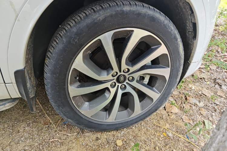 Used Land Rover Discovery Sport 2021 249 PS R-Dynamic S Performance Edition Right Front Wheel Hub