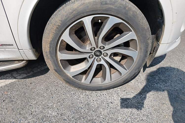 Used Land Rover Discovery Sport 2021 249 PS R-Dynamic S Performance Edition Right Front Wheel Hub