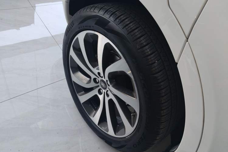 Used Land Rover Discovery Sport 2021 249 PS R-Dynamic SE Performance Tech Edition 5 Seats Right Rear Wheel Hub