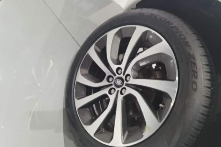 Used Land Rover Discovery Sport 2021 249 PS R-Dynamic S Performance Edition Right Rear Wheel Hub