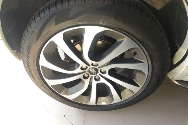 Used Land Rover Discovery Sport 2021 249 PS R-Dynamic S Performance Edition Right Rear Wheel Hub