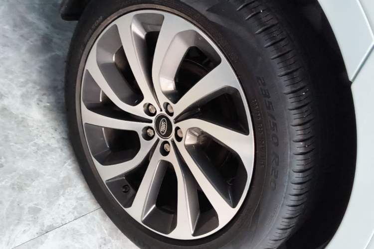 Used Land Rover Discovery Sport 2021 249 PS R-Dynamic SE Performance Tech Edition 5 Seats Right Rear Wheel Hub