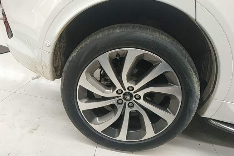 Used Land Rover Discovery Sport 2021 249 PS R-Dynamic SE Performance Tech Edition 5 Seats Right Rear Wheel Hub