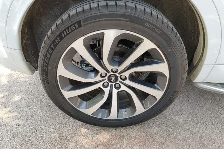 Used Land Rover Discovery Sport 2021 249 PS R-Dynamic S Performance Edition Right Rear Wheel Hub