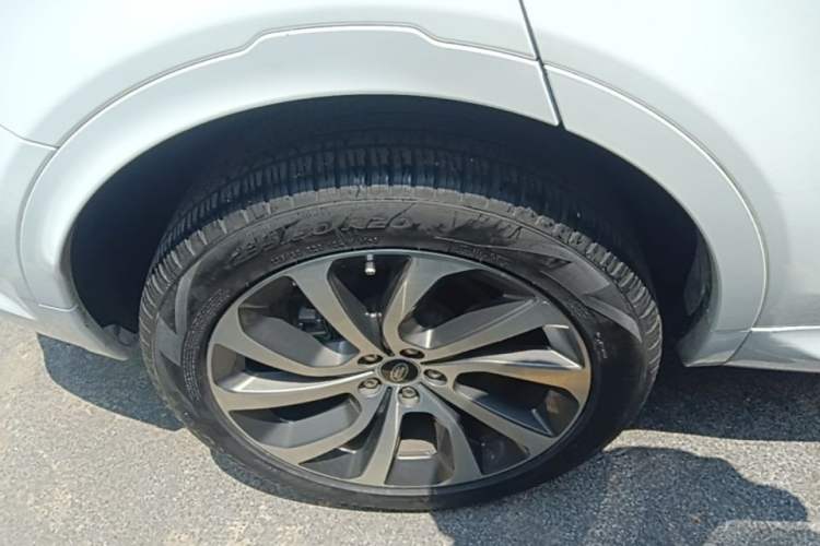 Used Land Rover Discovery Sport 2021 249 PS R-Dynamic S Performance Edition Right Rear Wheel Hub